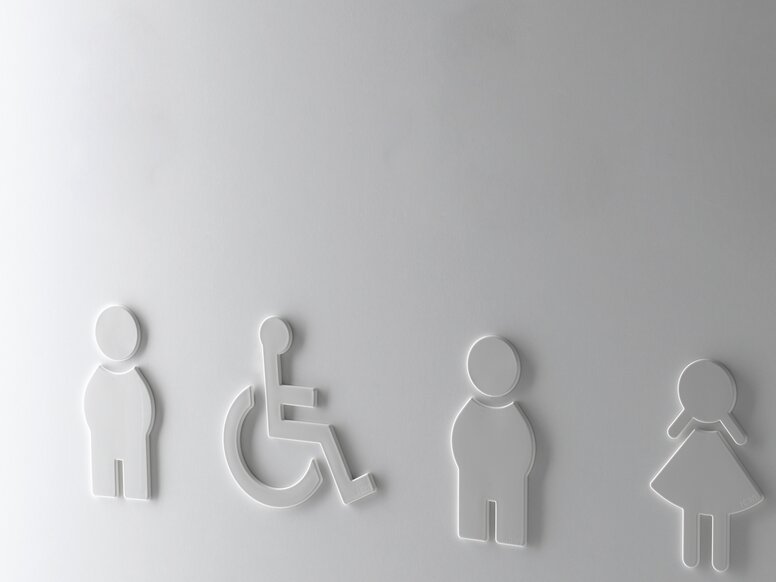 WC Symbole Mann Frau und Barrierefrei in Weiß aus Polyamid