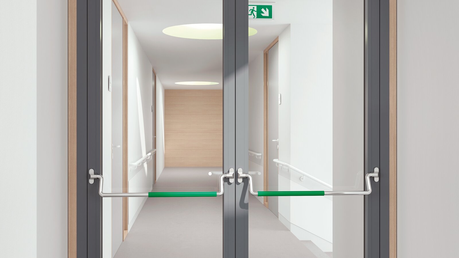 HEWI paniekbalk roestvrij staal mat Dubbele glazen deur voorzien van twee roestvrijstalen paniekstangen met groene polyamide handgreepbuis