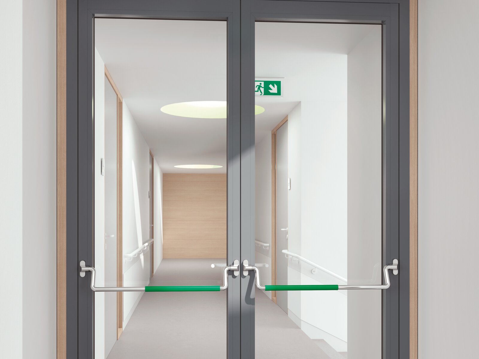HEWI Panikstange Edelstahl matt Doppeltür aus Glas ausgestattet mit zwei Panikstangen aus Edelstahl mit grünem Griffrohr aus Polyamid