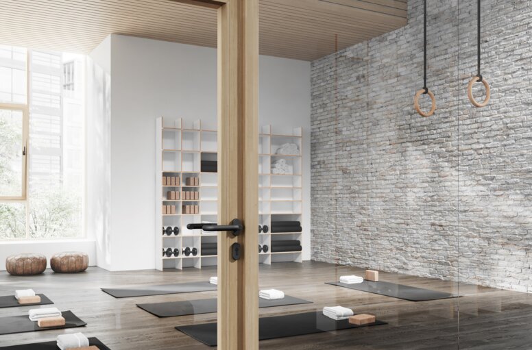 HEWI Türgriff 111 Anthrazit matt Glastür mit Holzrahmen zu einem Yoga-Raum