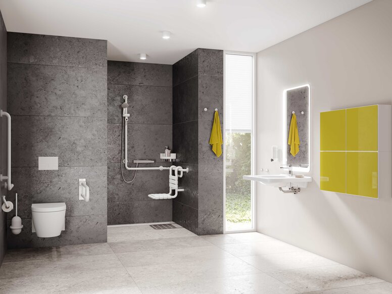 Barrierefreies Bad mit Waschplatz, Duschbereich und WC ausgestattet mit HEWI Serie 477/801 und M40 Schrank