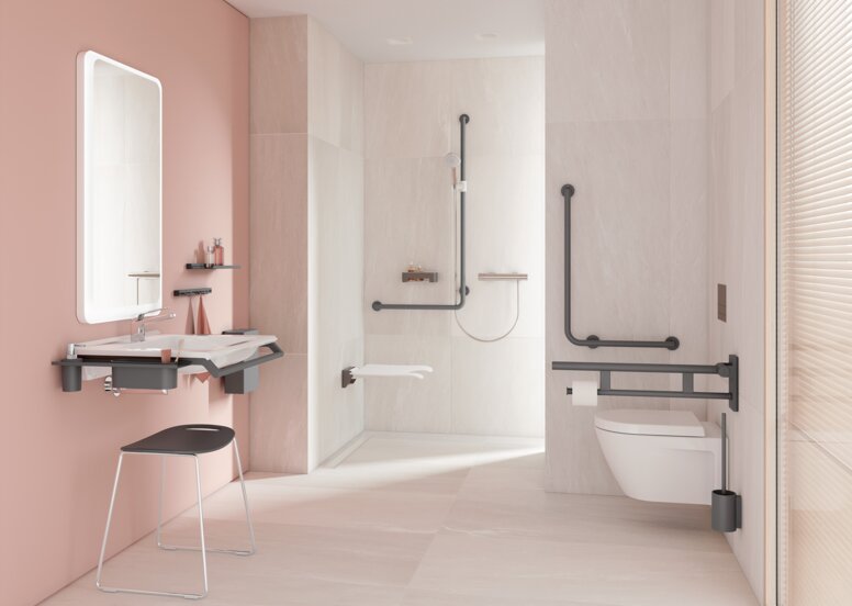 Barrierefreies Bad mit mit Waschplatz, Duschbereich und WC ausgestattet mit HEWI Serie 900 in Anthrazit matt