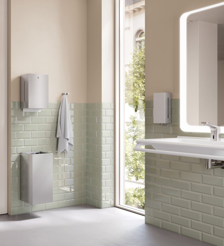 HEWI System 900 stainless steel Bathroom with washing area and WC