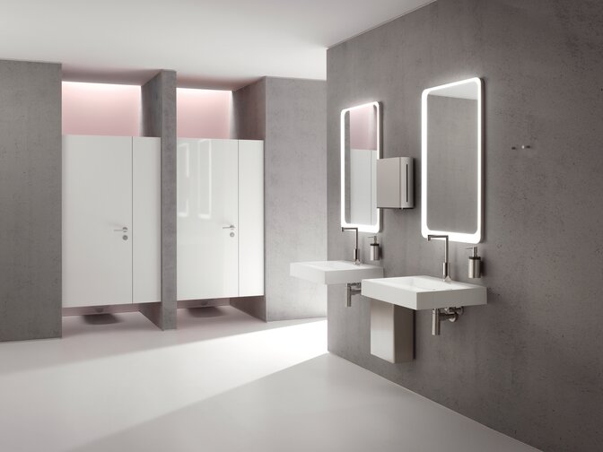 Openbare WC-ruimte met wastafel en spiegel uitgerust met afvalbak, zeep- en papieren handdoekdispenser