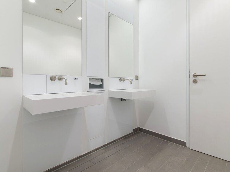 HessenChemie Campus in Wiesbaden badkamer met wastafels