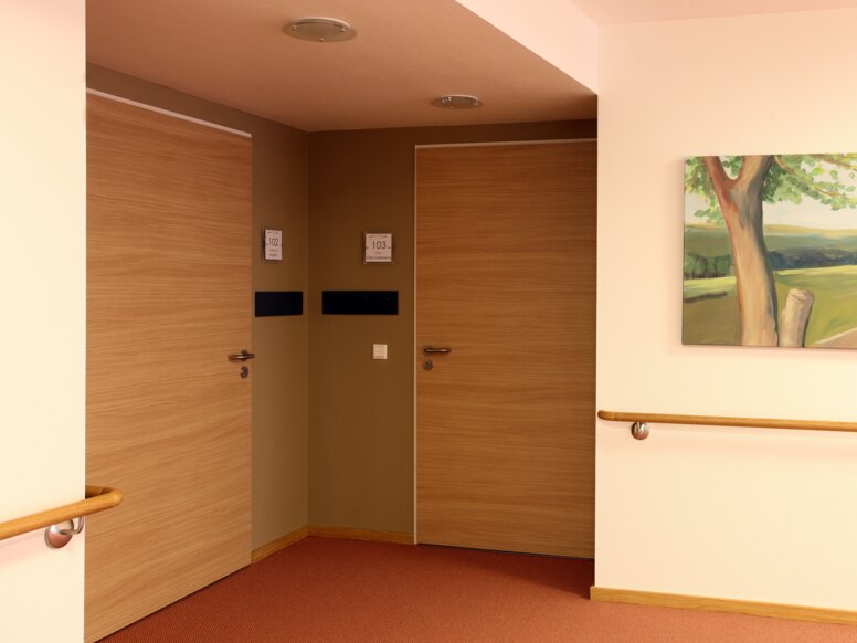 Franz Jordan Huis in Warburg Verzorgingsbadkamer uitgerust met een krukje, zeepdispenser, afvalemmer voor hygiëne en System 800 dispenser voor papieren handdoekjes