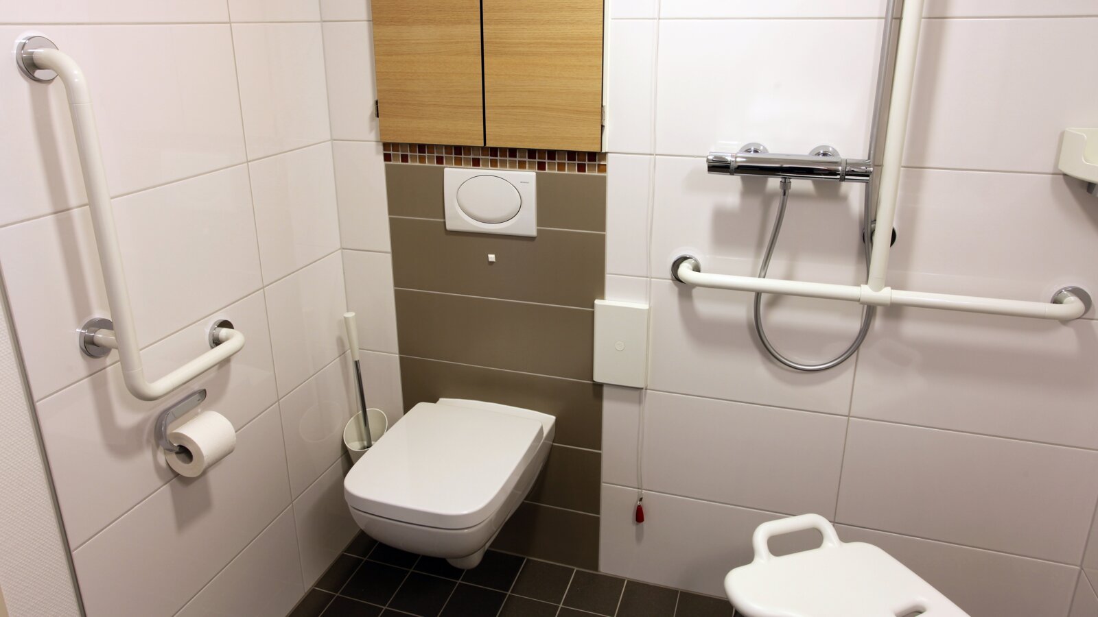 Franz Jordan Huis in Warburg Badkamer uitgerust met toiletborstelset, hoekige handgreep, toiletrolhouder, hoekplank en hoekige handgreep met douchehouder