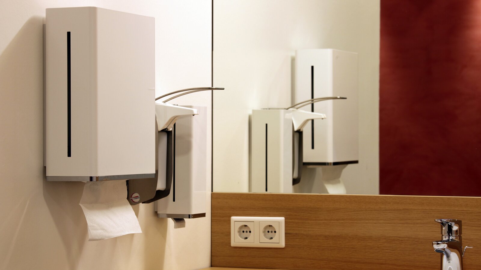 Franz Jordan Huis in Warburg Papieren handdoekdispenser, dispenser voor ontsmettingsmiddel en zeepdispenser