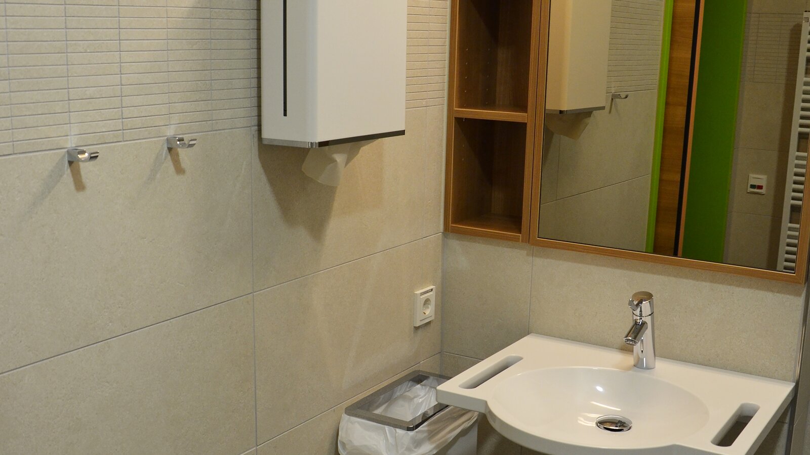 Hospice Juliusspital in Würzburg Badkamer uitgerust met dispenser voor papieren handdoekjes, afvalemmer voor hygiëne en wastafel Systeem 800