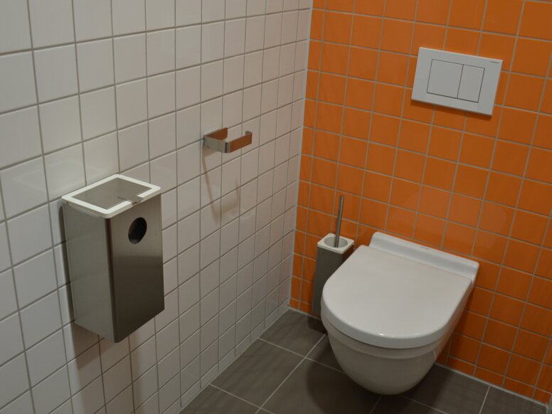 Gisela Scholen in Passau Toilet uitgerust met toiletborstelset, afvalemmer voor hygiëne en toiletpapierhouder Series 805