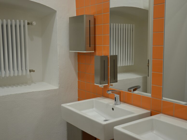 Gisela Scholen in Passau Wastafels met papierhanddoekdispenser en zeepdispenser Serie 805