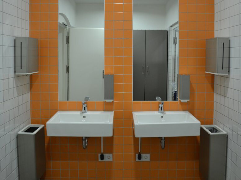 Gisela Scholen in Passau Badkamer uitgerust met wastafel, dispenser voor papieren handdoekjes, afvalemmer voor hygiëne en zeepdispenser Serie 805