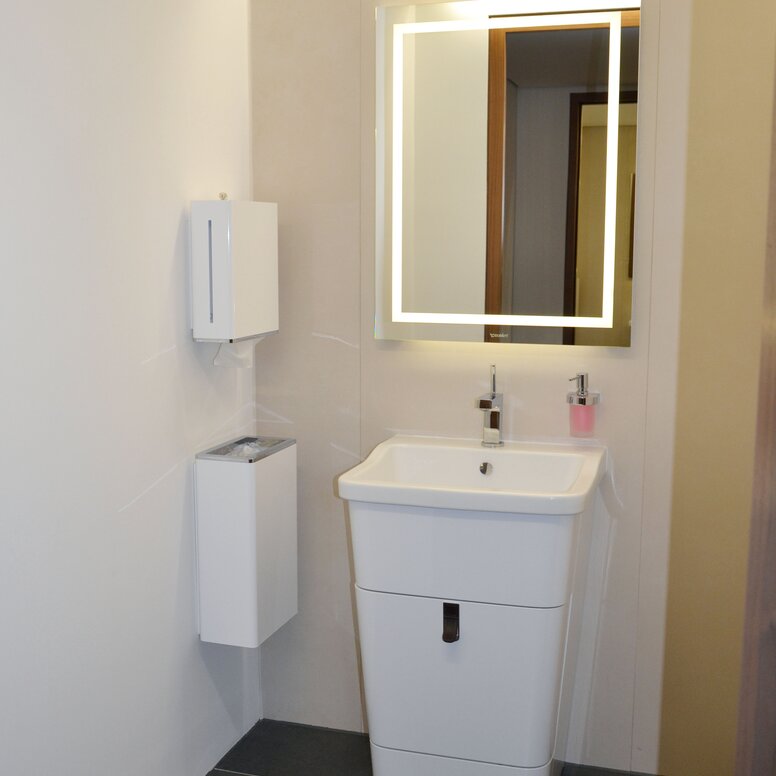 Museum voor Architectuurtekeningen Badkamer uitgerust met zeepdispenser, afvalemmer, spiegel en dispenser voor papieren handdoekjes