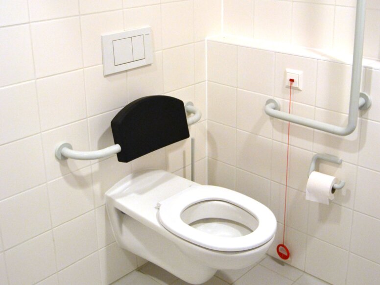 Kolping House Samenwonen in Wenen Toilet uitgerust met rugleuning, schuine handgreep, toiletrolhouder en haken